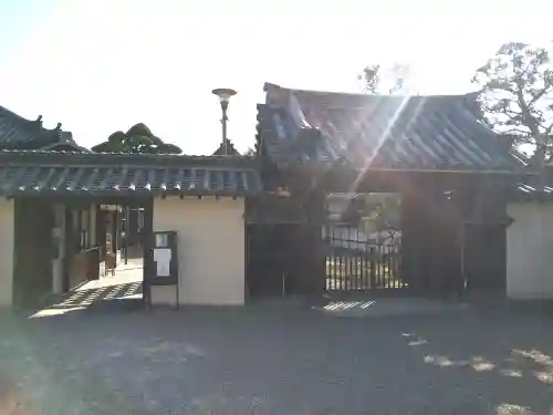 中宮寺の{uncategorized: "未分類", other: "その他", undefined: "問題あり", building: "その他建物", grave: "お墓", sacred_gate: "鳥居", guardian: "狛犬", statue: "像", buddha: "仏像", history: "歴史", nature: "自然", garden: "庭園", animal: "動物", pagoda: "塔", temizu: "手水舎", mountain_gate: "山門・神門", sanctuary: "本殿・本堂", subordinate: "末社・摂社", art: "芸術", scenery: "景色", jizo: "地蔵", ema: "絵馬", goshuin: "御朱印", omikuji: "おみくじ", items: "授与品その他", amulet: "お守り", goshuincho: "御朱印帳", eats: "食事", festival: "お祭り", votive_dance: "神楽", shichigosan: "七五三参", wedding: "結婚式", experience: "体験その他", initially: "初詣", around: "周辺", anti_infection: "感染症対策"}