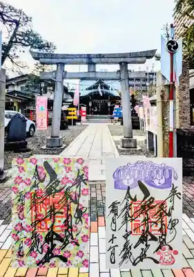 左側　千代紙御朱印『コスモス』9月〜12月
右側　御朱印帳購入時に記入済み御朱印