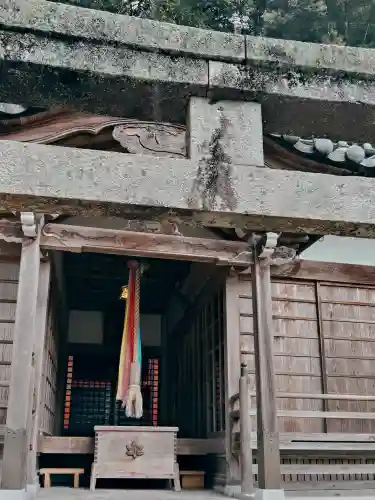 國津神社の{uncategorized: "未分類", other: "その他", undefined: "問題あり", building: "その他建物", grave: "お墓", sacred_gate: "鳥居", guardian: "狛犬", statue: "像", buddha: "仏像", history: "歴史", nature: "自然", garden: "庭園", animal: "動物", pagoda: "塔", temizu: "手水舎", mountain_gate: "山門・神門", sanctuary: "本殿・本堂", subordinate: "末社・摂社", art: "芸術", scenery: "景色", jizo: "地蔵", ema: "絵馬", goshuin: "御朱印", omikuji: "おみくじ", items: "授与品その他", amulet: "お守り", goshuincho: "御朱印帳", eats: "食事", festival: "お祭り", votive_dance: "神楽", shichigosan: "七五三参", wedding: "結婚式", experience: "体験その他", initially: "初詣", around: "周辺", anti_infection: "感染症対策"}