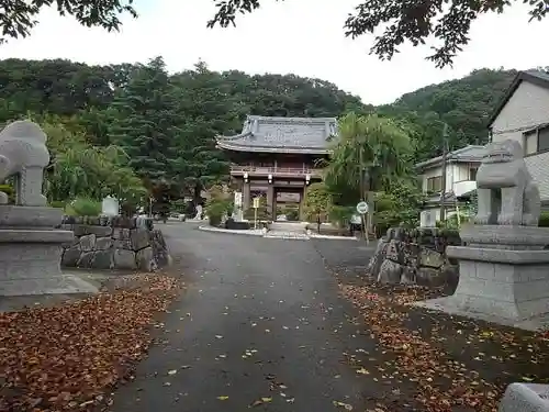 蓮華院寳生寺の山門