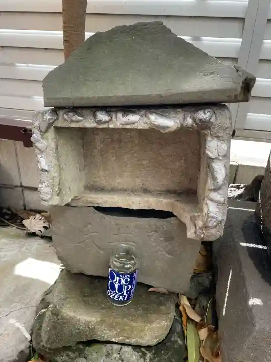 三峯神社の{uncategorized: "未分類", other: "その他", undefined: "問題あり", building: "その他建物", grave: "お墓", sacred_gate: "鳥居", guardian: "狛犬", statue: "像", buddha: "仏像", history: "歴史", nature: "自然", garden: "庭園", animal: "動物", pagoda: "塔", temizu: "手水舎", mountain_gate: "山門・神門", sanctuary: "本殿・本堂", subordinate: "末社・摂社", art: "芸術", scenery: "景色", jizo: "地蔵", ema: "絵馬", goshuin: "御朱印", omikuji: "おみくじ", items: "授与品その他", amulet: "お守り", goshuincho: "御朱印帳", eats: "食事", festival: "お祭り", votive_dance: "神楽", shichigosan: "七五三参", wedding: "結婚式", experience: "体験その他", initially: "初詣", around: "周辺", anti_infection: "感染症対策"}