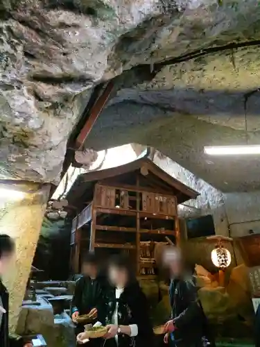 銭洗弁財天宇賀福神社の{uncategorized: "未分類", other: "その他", undefined: "問題あり", building: "その他建物", grave: "お墓", sacred_gate: "鳥居", guardian: "狛犬", statue: "像", buddha: "仏像", history: "歴史", nature: "自然", garden: "庭園", animal: "動物", pagoda: "塔", temizu: "手水舎", mountain_gate: "山門・神門", sanctuary: "本殿・本堂", subordinate: "末社・摂社", art: "芸術", scenery: "景色", jizo: "地蔵", ema: "絵馬", goshuin: "御朱印", omikuji: "おみくじ", items: "授与品その他", amulet: "お守り", goshuincho: "御朱印帳", eats: "食事", festival: "お祭り", votive_dance: "神楽", shichigosan: "七五三参", wedding: "結婚式", experience: "体験その他", initially: "初詣", around: "周辺", anti_infection: "感染症対策"}