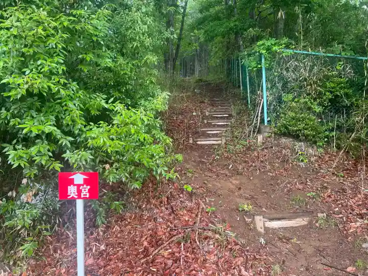 賀茂別雷神社奥宮の{uncategorized: "未分類", other: "その他", undefined: "問題あり", building: "その他建物", grave: "お墓", sacred_gate: "鳥居", guardian: "狛犬", statue: "像", buddha: "仏像", history: "歴史", nature: "自然", garden: "庭園", animal: "動物", pagoda: "塔", temizu: "手水舎", mountain_gate: "山門・神門", sanctuary: "本殿・本堂", subordinate: "末社・摂社", art: "芸術", scenery: "景色", jizo: "地蔵", ema: "絵馬", goshuin: "御朱印", omikuji: "おみくじ", items: "授与品その他", amulet: "お守り", goshuincho: "御朱印帳", eats: "食事", festival: "お祭り", votive_dance: "神楽", shichigosan: "七五三参", wedding: "結婚式", experience: "体験その他", initially: "初詣", around: "周辺", anti_infection: "感染症対策"}