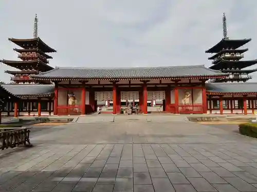 薬師寺の山門・神門