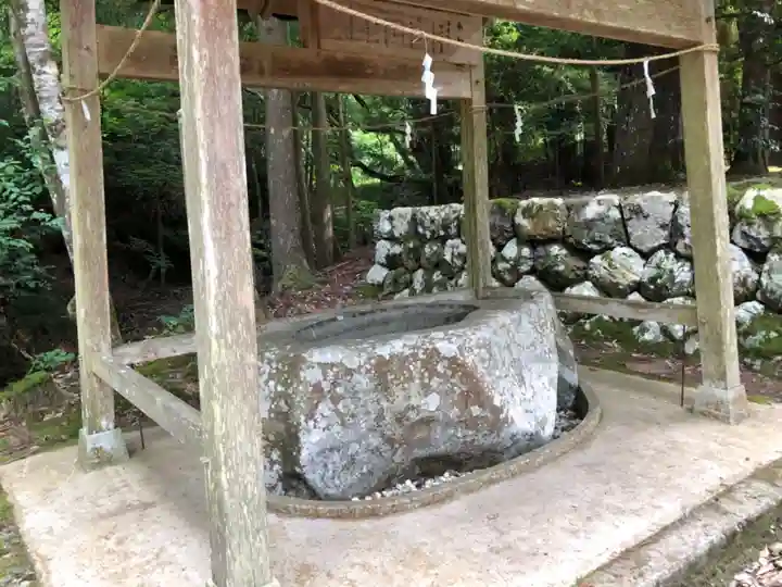 新鞍神社の手水舎