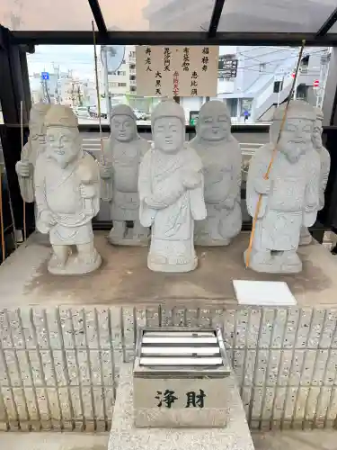 柳原稲荷神社の{uncategorized: "未分類", other: "その他", undefined: "問題あり", building: "その他建物", grave: "お墓", sacred_gate: "鳥居", guardian: "狛犬", statue: "像", buddha: "仏像", history: "歴史", nature: "自然", garden: "庭園", animal: "動物", pagoda: "塔", temizu: "手水舎", mountain_gate: "山門・神門", sanctuary: "本殿・本堂", subordinate: "末社・摂社", art: "芸術", scenery: "景色", jizo: "地蔵", ema: "絵馬", goshuin: "御朱印", omikuji: "おみくじ", items: "授与品その他", amulet: "お守り", goshuincho: "御朱印帳", eats: "食事", festival: "お祭り", votive_dance: "神楽", shichigosan: "七五三参", wedding: "結婚式", experience: "体験その他", initially: "初詣", around: "周辺", anti_infection: "感染症対策"}