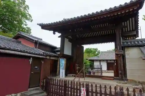 新薬師寺の山門