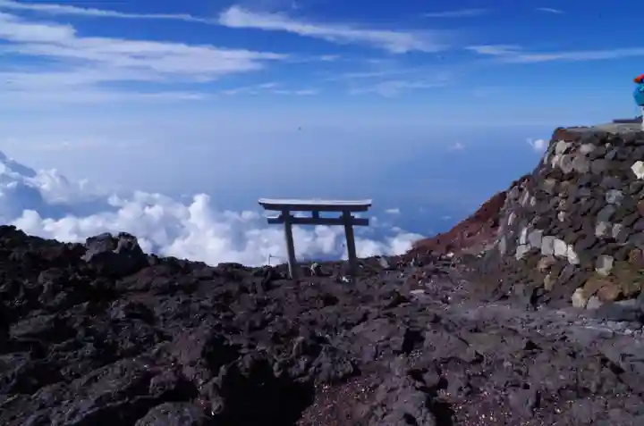 富士山頂上浅間大社奥宮の鳥居
