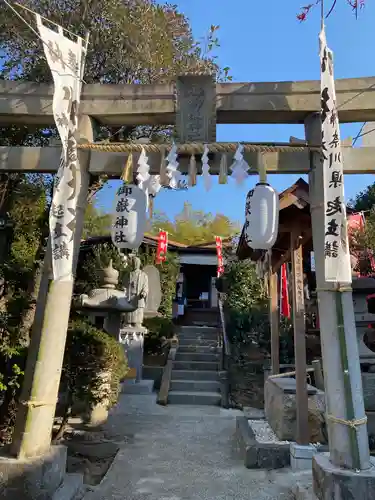 横浜御嶽神社の鳥居