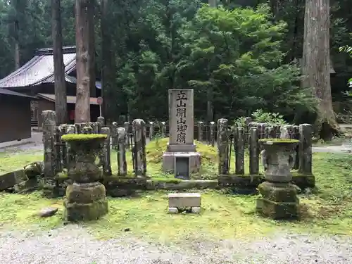 雄山神社中宮祈願殿の建物その他