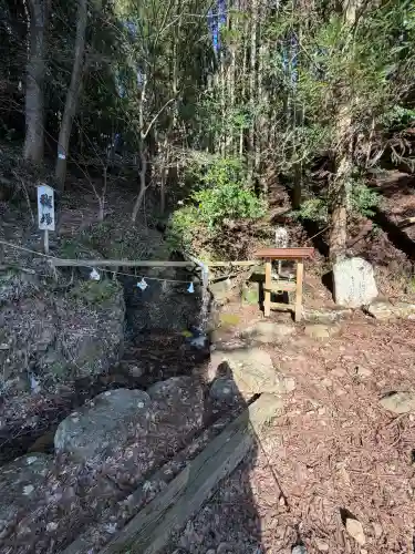 須我神社奥宮の{uncategorized: "未分類", other: "その他", undefined: "問題あり", building: "その他建物", grave: "お墓", sacred_gate: "鳥居", guardian: "狛犬", statue: "像", buddha: "仏像", history: "歴史", nature: "自然", garden: "庭園", animal: "動物", pagoda: "塔", temizu: "手水舎", mountain_gate: "山門・神門", sanctuary: "本殿・本堂", subordinate: "末社・摂社", art: "芸術", scenery: "景色", jizo: "地蔵", ema: "絵馬", goshuin: "御朱印", omikuji: "おみくじ", items: "授与品その他", amulet: "お守り", goshuincho: "御朱印帳", eats: "食事", festival: "お祭り", votive_dance: "神楽", shichigosan: "七五三参", wedding: "結婚式", experience: "体験その他", initially: "初詣", around: "周辺", anti_infection: "感染症対策"}