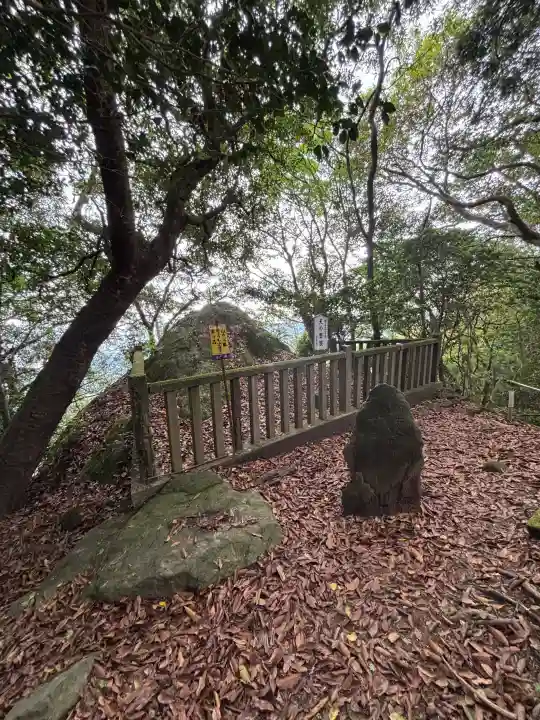 岩戸神社(砥鹿神社奥宮境外末社)の{uncategorized: "未分類", other: "その他", undefined: "問題あり", building: "その他建物", grave: "お墓", sacred_gate: "鳥居", guardian: "狛犬", statue: "像", buddha: "仏像", history: "歴史", nature: "自然", garden: "庭園", animal: "動物", pagoda: "塔", temizu: "手水舎", mountain_gate: "山門・神門", sanctuary: "本殿・本堂", subordinate: "末社・摂社", art: "芸術", scenery: "景色", jizo: "地蔵", ema: "絵馬", goshuin: "御朱印", omikuji: "おみくじ", items: "授与品その他", amulet: "お守り", goshuincho: "御朱印帳", eats: "食事", festival: "お祭り", votive_dance: "神楽", shichigosan: "七五三参", wedding: "結婚式", experience: "体験その他", initially: "初詣", around: "周辺", anti_infection: "感染症対策"}