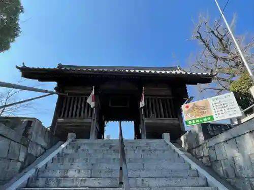 曩祖八幡宮の山門