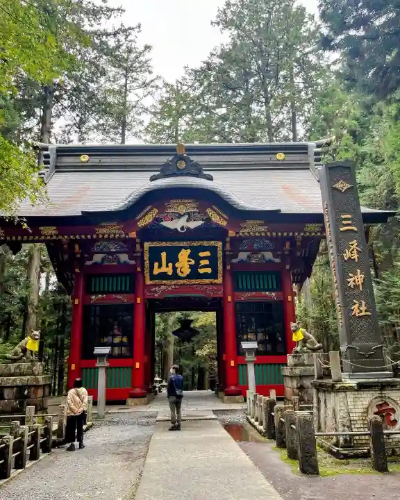 三峯神社の{uncategorized: "未分類", other: "その他", undefined: "問題あり", building: "その他建物", grave: "お墓", sacred_gate: "鳥居", guardian: "狛犬", statue: "像", buddha: "仏像", history: "歴史", nature: "自然", garden: "庭園", animal: "動物", pagoda: "塔", temizu: "手水舎", mountain_gate: "山門・神門", sanctuary: "本殿・本堂", subordinate: "末社・摂社", art: "芸術", scenery: "景色", jizo: "地蔵", ema: "絵馬", goshuin: "御朱印", omikuji: "おみくじ", items: "授与品その他", amulet: "お守り", goshuincho: "御朱印帳", eats: "食事", festival: "お祭り", votive_dance: "神楽", shichigosan: "七五三参", wedding: "結婚式", experience: "体験その他", initially: "初詣", around: "周辺", anti_infection: "感染症対策"}