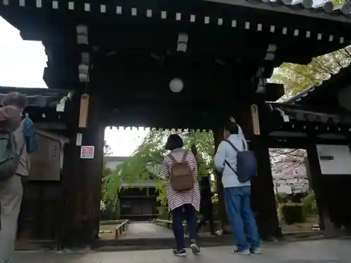 上品蓮台寺の山門