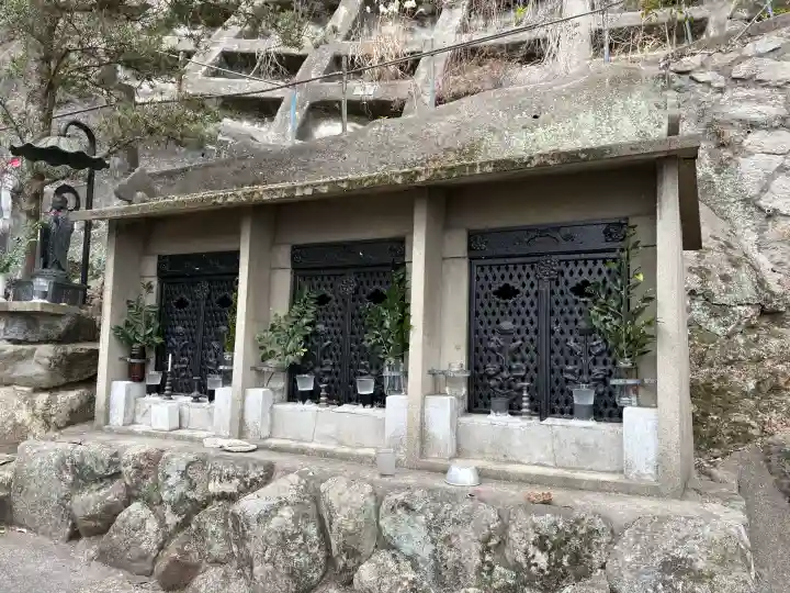 妙光院の{uncategorized: "未分類", other: "その他", undefined: "問題あり", building: "その他建物", grave: "お墓", sacred_gate: "鳥居", guardian: "狛犬", statue: "像", buddha: "仏像", history: "歴史", nature: "自然", garden: "庭園", animal: "動物", pagoda: "塔", temizu: "手水舎", mountain_gate: "山門・神門", sanctuary: "本殿・本堂", subordinate: "末社・摂社", art: "芸術", scenery: "景色", jizo: "地蔵", ema: "絵馬", goshuin: "御朱印", omikuji: "おみくじ", items: "授与品その他", amulet: "お守り", goshuincho: "御朱印帳", eats: "食事", festival: "お祭り", votive_dance: "神楽", shichigosan: "七五三参", wedding: "結婚式", experience: "体験その他", initially: "初詣", around: "周辺", anti_infection: "感染症対策"}