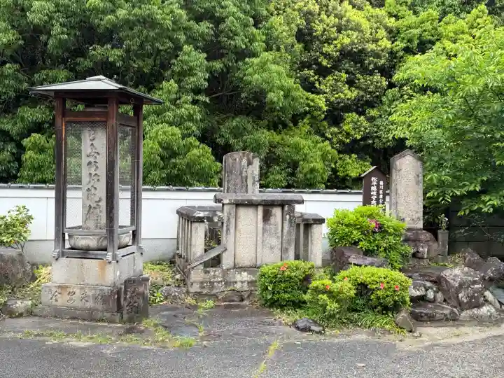 念仏寺の{uncategorized: "未分類", other: "その他", undefined: "問題あり", building: "その他建物", grave: "お墓", sacred_gate: "鳥居", guardian: "狛犬", statue: "像", buddha: "仏像", history: "歴史", nature: "自然", garden: "庭園", animal: "動物", pagoda: "塔", temizu: "手水舎", mountain_gate: "山門・神門", sanctuary: "本殿・本堂", subordinate: "末社・摂社", art: "芸術", scenery: "景色", jizo: "地蔵", ema: "絵馬", goshuin: "御朱印", omikuji: "おみくじ", items: "授与品その他", amulet: "お守り", goshuincho: "御朱印帳", eats: "食事", festival: "お祭り", votive_dance: "神楽", shichigosan: "七五三参", wedding: "結婚式", experience: "体験その他", initially: "初詣", around: "周辺", anti_infection: "感染症対策"}
