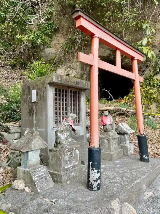 下田八幡神社の{uncategorized: "未分類", other: "その他", undefined: "問題あり", building: "その他建物", grave: "お墓", sacred_gate: "鳥居", guardian: "狛犬", statue: "像", buddha: "仏像", history: "歴史", nature: "自然", garden: "庭園", animal: "動物", pagoda: "塔", temizu: "手水舎", mountain_gate: "山門・神門", sanctuary: "本殿・本堂", subordinate: "末社・摂社", art: "芸術", scenery: "景色", jizo: "地蔵", ema: "絵馬", goshuin: "御朱印", omikuji: "おみくじ", items: "授与品その他", amulet: "お守り", goshuincho: "御朱印帳", eats: "食事", festival: "お祭り", votive_dance: "神楽", shichigosan: "七五三参", wedding: "結婚式", experience: "体験その他", initially: "初詣", around: "周辺", anti_infection: "感染症対策"}