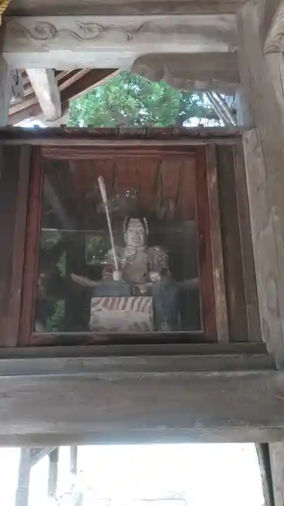 真玉八幡神社の像