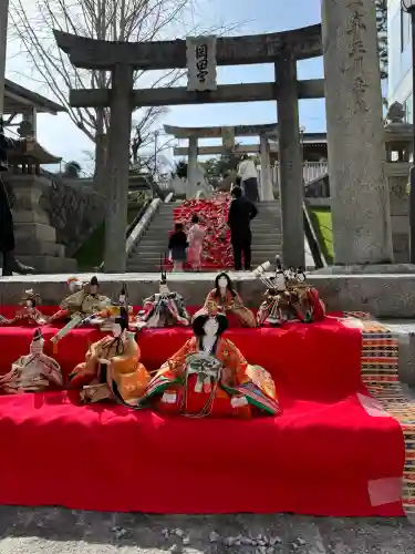 岡田神社の{uncategorized: "未分類", other: "その他", undefined: "問題あり", building: "その他建物", grave: "お墓", sacred_gate: "鳥居", guardian: "狛犬", statue: "像", buddha: "仏像", history: "歴史", nature: "自然", garden: "庭園", animal: "動物", pagoda: "塔", temizu: "手水舎", mountain_gate: "山門・神門", sanctuary: "本殿・本堂", subordinate: "末社・摂社", art: "芸術", scenery: "景色", jizo: "地蔵", ema: "絵馬", goshuin: "御朱印", omikuji: "おみくじ", items: "授与品その他", amulet: "お守り", goshuincho: "御朱印帳", eats: "食事", festival: "お祭り", votive_dance: "神楽", shichigosan: "七五三参", wedding: "結婚式", experience: "体験その他", initially: "初詣", around: "周辺", anti_infection: "感染症対策"}