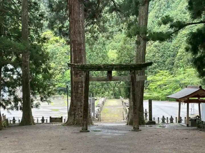 室生龍穴神社の{uncategorized: "未分類", other: "その他", undefined: "問題あり", building: "その他建物", grave: "お墓", sacred_gate: "鳥居", guardian: "狛犬", statue: "像", buddha: "仏像", history: "歴史", nature: "自然", garden: "庭園", animal: "動物", pagoda: "塔", temizu: "手水舎", mountain_gate: "山門・神門", sanctuary: "本殿・本堂", subordinate: "末社・摂社", art: "芸術", scenery: "景色", jizo: "地蔵", ema: "絵馬", goshuin: "御朱印", omikuji: "おみくじ", items: "授与品その他", amulet: "お守り", goshuincho: "御朱印帳", eats: "食事", festival: "お祭り", votive_dance: "神楽", shichigosan: "七五三参", wedding: "結婚式", experience: "体験その他", initially: "初詣", around: "周辺", anti_infection: "感染症対策"}