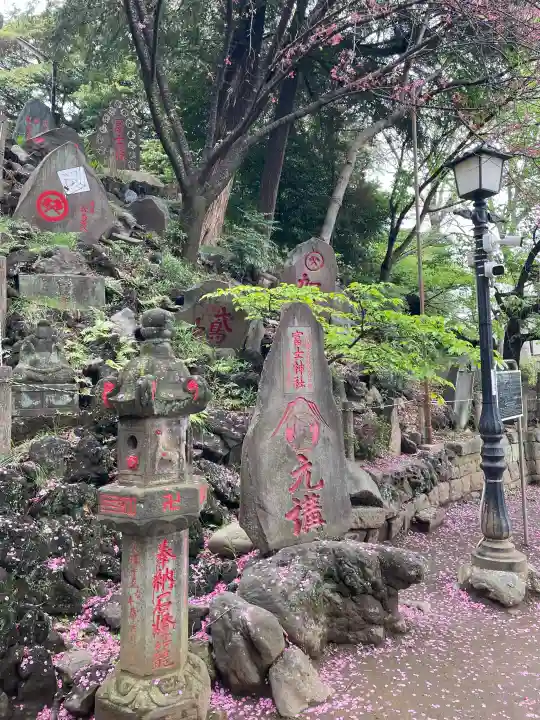 駒込富士神社の{uncategorized: "未分類", other: "その他", undefined: "問題あり", building: "その他建物", grave: "お墓", sacred_gate: "鳥居", guardian: "狛犬", statue: "像", buddha: "仏像", history: "歴史", nature: "自然", garden: "庭園", animal: "動物", pagoda: "塔", temizu: "手水舎", mountain_gate: "山門・神門", sanctuary: "本殿・本堂", subordinate: "末社・摂社", art: "芸術", scenery: "景色", jizo: "地蔵", ema: "絵馬", goshuin: "御朱印", omikuji: "おみくじ", items: "授与品その他", amulet: "お守り", goshuincho: "御朱印帳", eats: "食事", festival: "お祭り", votive_dance: "神楽", shichigosan: "七五三参", wedding: "結婚式", experience: "体験その他", initially: "初詣", around: "周辺", anti_infection: "感染症対策"}