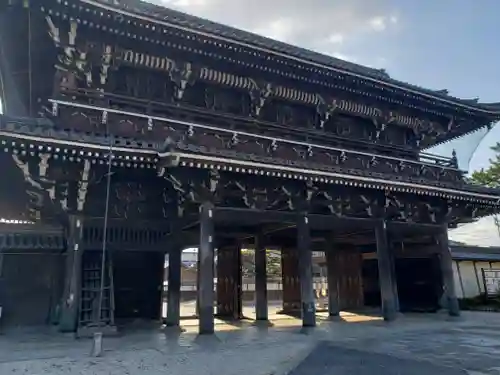 本山専修寺の山門・神門