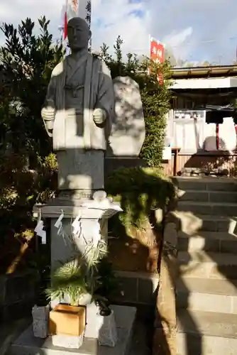 横浜御嶽神社の像