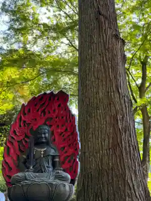 階段前の手水舎にお不動様🙏