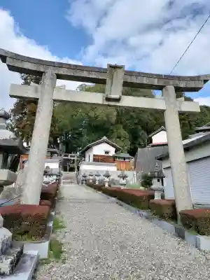 國津神社の{uncategorized: "未分類", other: "その他", undefined: "問題あり", building: "その他建物", grave: "お墓", sacred_gate: "鳥居", guardian: "狛犬", statue: "像", buddha: "仏像", history: "歴史", nature: "自然", garden: "庭園", animal: "動物", pagoda: "塔", temizu: "手水舎", mountain_gate: "山門・神門", sanctuary: "本殿・本堂", subordinate: "末社・摂社", art: "芸術", scenery: "景色", jizo: "地蔵", ema: "絵馬", goshuin: "御朱印", omikuji: "おみくじ", items: "授与品その他", amulet: "お守り", goshuincho: "御朱印帳", eats: "食事", festival: "お祭り", votive_dance: "神楽", shichigosan: "七五三参", wedding: "結婚式", experience: "体験その他", initially: "初詣", around: "周辺", anti_infection: "感染症対策"}