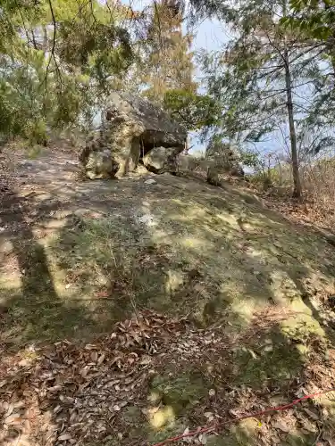 石上布都魂神社の{uncategorized: "未分類", other: "その他", undefined: "問題あり", building: "その他建物", grave: "お墓", sacred_gate: "鳥居", guardian: "狛犬", statue: "像", buddha: "仏像", history: "歴史", nature: "自然", garden: "庭園", animal: "動物", pagoda: "塔", temizu: "手水舎", mountain_gate: "山門・神門", sanctuary: "本殿・本堂", subordinate: "末社・摂社", art: "芸術", scenery: "景色", jizo: "地蔵", ema: "絵馬", goshuin: "御朱印", omikuji: "おみくじ", items: "授与品その他", amulet: "お守り", goshuincho: "御朱印帳", eats: "食事", festival: "お祭り", votive_dance: "神楽", shichigosan: "七五三参", wedding: "結婚式", experience: "体験その他", initially: "初詣", around: "周辺", anti_infection: "感染症対策"}