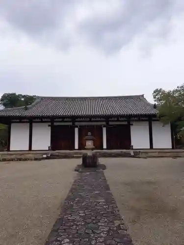 新薬師寺の本殿・本堂