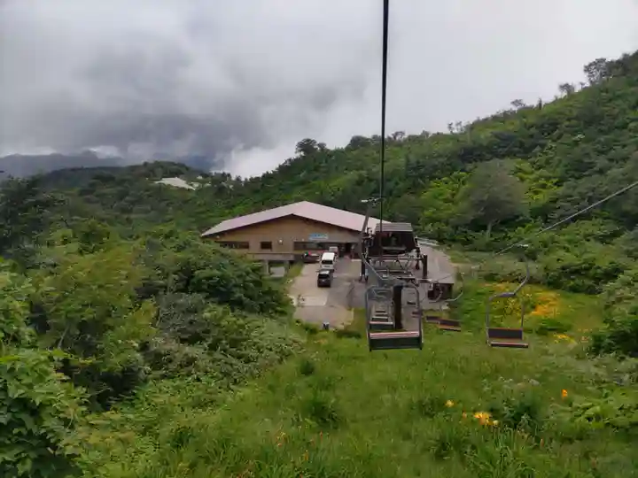 月山神社本宮の周辺