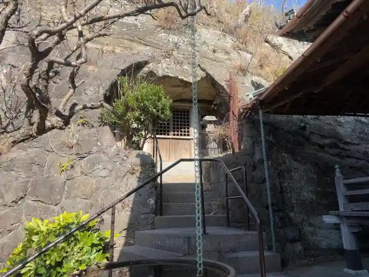 法性寺の{uncategorized: "未分類", other: "その他", undefined: "問題あり", building: "その他建物", grave: "お墓", sacred_gate: "鳥居", guardian: "狛犬", statue: "像", buddha: "仏像", history: "歴史", nature: "自然", garden: "庭園", animal: "動物", pagoda: "塔", temizu: "手水舎", mountain_gate: "山門・神門", sanctuary: "本殿・本堂", subordinate: "末社・摂社", art: "芸術", scenery: "景色", jizo: "地蔵", ema: "絵馬", goshuin: "御朱印", omikuji: "おみくじ", items: "授与品その他", amulet: "お守り", goshuincho: "御朱印帳", eats: "食事", festival: "お祭り", votive_dance: "神楽", shichigosan: "七五三参", wedding: "結婚式", experience: "体験その他", initially: "初詣", around: "周辺", anti_infection: "感染症対策"}