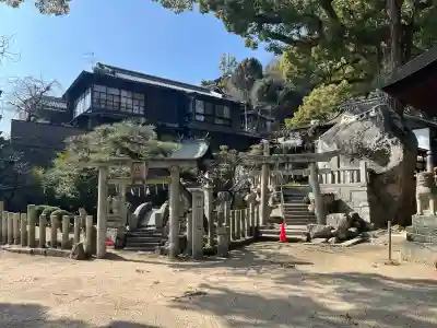 艮神社の{uncategorized: "未分類", other: "その他", undefined: "問題あり", building: "その他建物", grave: "お墓", sacred_gate: "鳥居", guardian: "狛犬", statue: "像", buddha: "仏像", history: "歴史", nature: "自然", garden: "庭園", animal: "動物", pagoda: "塔", temizu: "手水舎", mountain_gate: "山門・神門", sanctuary: "本殿・本堂", subordinate: "末社・摂社", art: "芸術", scenery: "景色", jizo: "地蔵", ema: "絵馬", goshuin: "御朱印", omikuji: "おみくじ", items: "授与品その他", amulet: "お守り", goshuincho: "御朱印帳", eats: "食事", festival: "お祭り", votive_dance: "神楽", shichigosan: "七五三参", wedding: "結婚式", experience: "体験その他", initially: "初詣", around: "周辺", anti_infection: "感染症対策"}