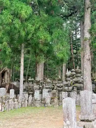 高野山金剛峯寺奥の院の{uncategorized: "未分類", other: "その他", undefined: "問題あり", building: "その他建物", grave: "お墓", sacred_gate: "鳥居", guardian: "狛犬", statue: "像", buddha: "仏像", history: "歴史", nature: "自然", garden: "庭園", animal: "動物", pagoda: "塔", temizu: "手水舎", mountain_gate: "山門・神門", sanctuary: "本殿・本堂", subordinate: "末社・摂社", art: "芸術", scenery: "景色", jizo: "地蔵", ema: "絵馬", goshuin: "御朱印", omikuji: "おみくじ", items: "授与品その他", amulet: "お守り", goshuincho: "御朱印帳", eats: "食事", festival: "お祭り", votive_dance: "神楽", shichigosan: "七五三参", wedding: "結婚式", experience: "体験その他", initially: "初詣", around: "周辺", anti_infection: "感染症対策"}