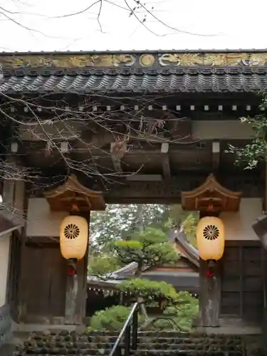 目の霊山　油山寺の山門