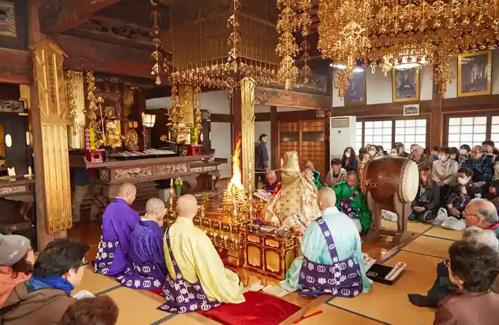 埼玉厄除け開運大師・龍泉寺(切り絵御朱印発祥の寺)の本殿・本堂