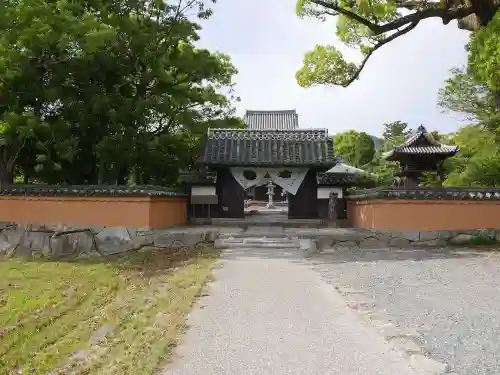 戒壇院の山門