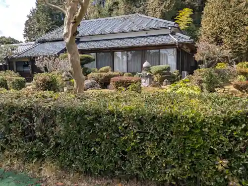 伊勢廻寺の{uncategorized: "未分類", other: "その他", undefined: "問題あり", building: "その他建物", grave: "お墓", sacred_gate: "鳥居", guardian: "狛犬", statue: "像", buddha: "仏像", history: "歴史", nature: "自然", garden: "庭園", animal: "動物", pagoda: "塔", temizu: "手水舎", mountain_gate: "山門・神門", sanctuary: "本殿・本堂", subordinate: "末社・摂社", art: "芸術", scenery: "景色", jizo: "地蔵", ema: "絵馬", goshuin: "御朱印", omikuji: "おみくじ", items: "授与品その他", amulet: "お守り", goshuincho: "御朱印帳", eats: "食事", festival: "お祭り", votive_dance: "神楽", shichigosan: "七五三参", wedding: "結婚式", experience: "体験その他", initially: "初詣", around: "周辺", anti_infection: "感染症対策"}