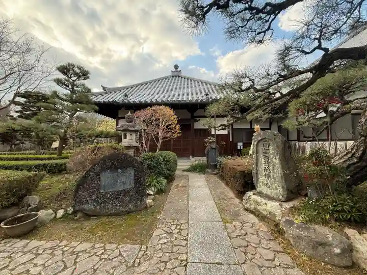 石光寺の{uncategorized: "未分類", other: "その他", undefined: "問題あり", building: "その他建物", grave: "お墓", sacred_gate: "鳥居", guardian: "狛犬", statue: "像", buddha: "仏像", history: "歴史", nature: "自然", garden: "庭園", animal: "動物", pagoda: "塔", temizu: "手水舎", mountain_gate: "山門・神門", sanctuary: "本殿・本堂", subordinate: "末社・摂社", art: "芸術", scenery: "景色", jizo: "地蔵", ema: "絵馬", goshuin: "御朱印", omikuji: "おみくじ", items: "授与品その他", amulet: "お守り", goshuincho: "御朱印帳", eats: "食事", festival: "お祭り", votive_dance: "神楽", shichigosan: "七五三参", wedding: "結婚式", experience: "体験その他", initially: "初詣", around: "周辺", anti_infection: "感染症対策"}