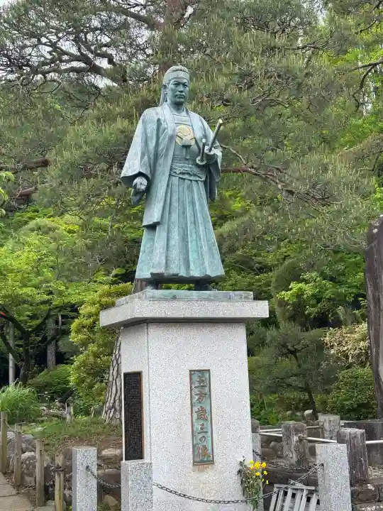 高幡不動尊 金剛寺の{uncategorized: "未分類", other: "その他", undefined: "問題あり", building: "その他建物", grave: "お墓", sacred_gate: "鳥居", guardian: "狛犬", statue: "像", buddha: "仏像", history: "歴史", nature: "自然", garden: "庭園", animal: "動物", pagoda: "塔", temizu: "手水舎", mountain_gate: "山門・神門", sanctuary: "本殿・本堂", subordinate: "末社・摂社", art: "芸術", scenery: "景色", jizo: "地蔵", ema: "絵馬", goshuin: "御朱印", omikuji: "おみくじ", items: "授与品その他", amulet: "お守り", goshuincho: "御朱印帳", eats: "食事", festival: "お祭り", votive_dance: "神楽", shichigosan: "七五三参", wedding: "結婚式", experience: "体験その他", initially: "初詣", around: "周辺", anti_infection: "感染症対策"}