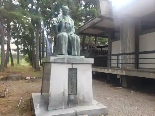 福井神社の像