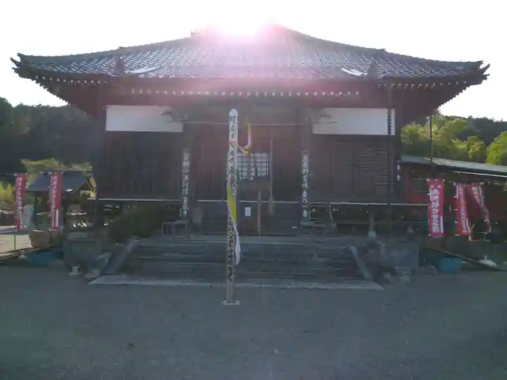 箕輪山満行院霊巖寺の本殿・本堂