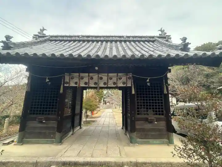 三原八幡宮の{uncategorized: "未分類", other: "その他", undefined: "問題あり", building: "その他建物", grave: "お墓", sacred_gate: "鳥居", guardian: "狛犬", statue: "像", buddha: "仏像", history: "歴史", nature: "自然", garden: "庭園", animal: "動物", pagoda: "塔", temizu: "手水舎", mountain_gate: "山門・神門", sanctuary: "本殿・本堂", subordinate: "末社・摂社", art: "芸術", scenery: "景色", jizo: "地蔵", ema: "絵馬", goshuin: "御朱印", omikuji: "おみくじ", items: "授与品その他", amulet: "お守り", goshuincho: "御朱印帳", eats: "食事", festival: "お祭り", votive_dance: "神楽", shichigosan: "七五三参", wedding: "結婚式", experience: "体験その他", initially: "初詣", around: "周辺", anti_infection: "感染症対策"}