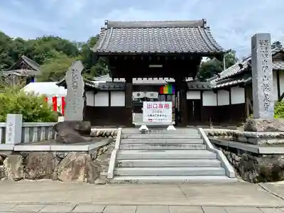 埼玉厄除け開運大師・龍泉寺（切り絵御朱印発祥の寺）の山門・神門