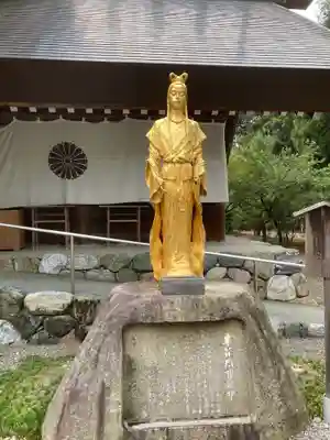 伊曽乃神社の像