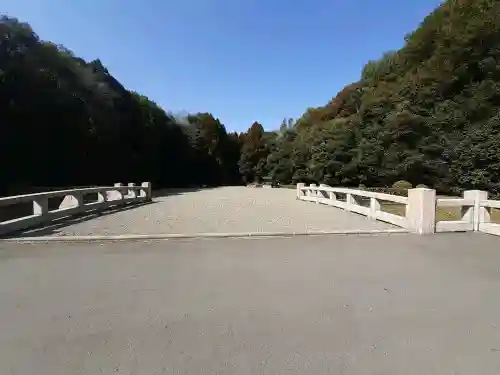 神武天皇陵（畝傍山東北陵）の{uncategorized: "未分類", other: "その他", undefined: "問題あり", building: "その他建物", grave: "お墓", sacred_gate: "鳥居", guardian: "狛犬", statue: "像", buddha: "仏像", history: "歴史", nature: "自然", garden: "庭園", animal: "動物", pagoda: "塔", temizu: "手水舎", mountain_gate: "山門・神門", sanctuary: "本殿・本堂", subordinate: "末社・摂社", art: "芸術", scenery: "景色", jizo: "地蔵", ema: "絵馬", goshuin: "御朱印", omikuji: "おみくじ", items: "授与品その他", amulet: "お守り", goshuincho: "御朱印帳", eats: "食事", festival: "お祭り", votive_dance: "神楽", shichigosan: "七五三参", wedding: "結婚式", experience: "体験その他", initially: "初詣", around: "周辺", anti_infection: "感染症対策"}