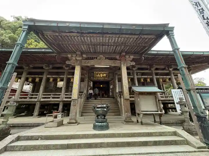 青岸渡寺の{uncategorized: "未分類", other: "その他", undefined: "問題あり", building: "その他建物", grave: "お墓", sacred_gate: "鳥居", guardian: "狛犬", statue: "像", buddha: "仏像", history: "歴史", nature: "自然", garden: "庭園", animal: "動物", pagoda: "塔", temizu: "手水舎", mountain_gate: "山門・神門", sanctuary: "本殿・本堂", subordinate: "末社・摂社", art: "芸術", scenery: "景色", jizo: "地蔵", ema: "絵馬", goshuin: "御朱印", omikuji: "おみくじ", items: "授与品その他", amulet: "お守り", goshuincho: "御朱印帳", eats: "食事", festival: "お祭り", votive_dance: "神楽", shichigosan: "七五三参", wedding: "結婚式", experience: "体験その他", initially: "初詣", around: "周辺", anti_infection: "感染症対策"}