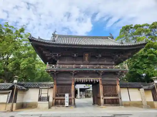 魚吹八幡神社の山門